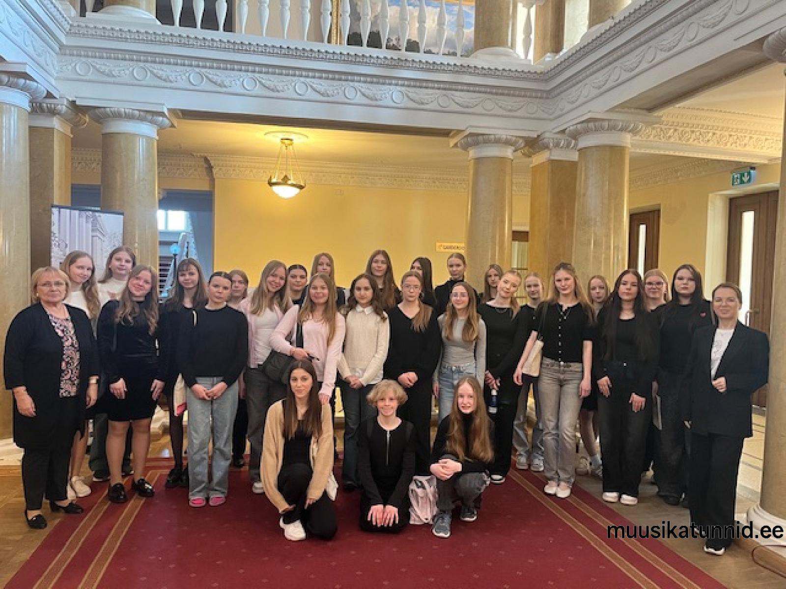 Lastekoor ettelaulmisel